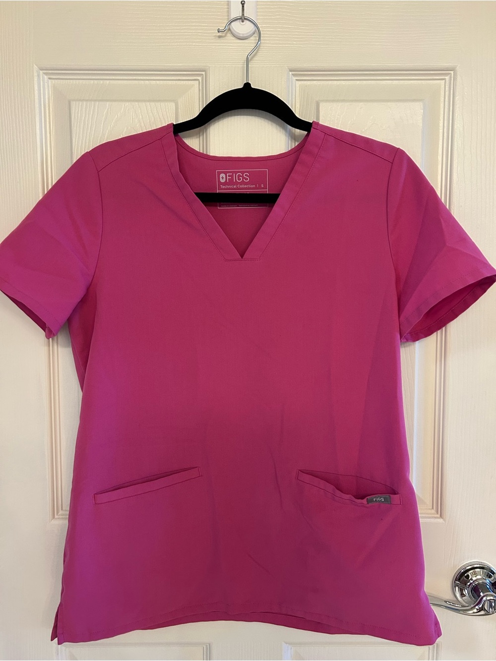 Figs Women's Casma Scrub Top in Electric orchid (082)